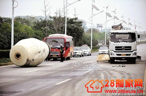 武汉一搅拌车撞上公交 20吨重水泥罐甩出4米远_搬家新闻_武汉28搬