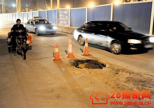 武汉公交碾到窨井整车腾空 乘客摔倒16人受伤_搬家新闻_武汉28搬