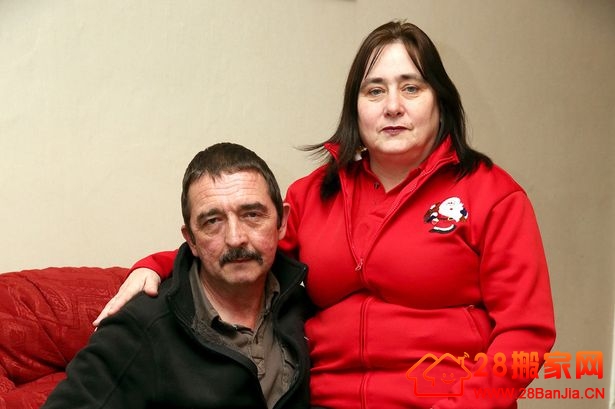 英男子小胡子像希特勒被暴徒逼迫搬家_搬家新闻_武汉28搬家网