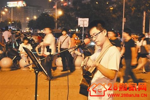 武汉白领压力大 夜晚街头卖唱_搬家新闻_武汉28搬家网