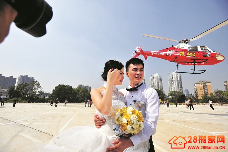 武汉上演浪漫空中婚礼 两位新人酷爱飞行_搬家新闻_武汉28搬家网