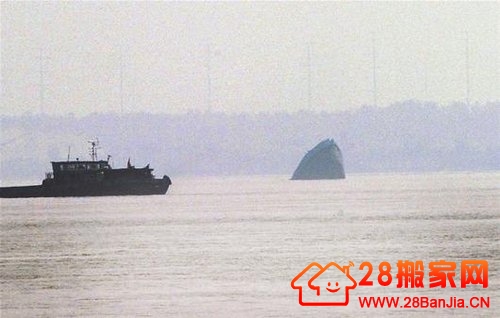 武汉一挖砂船偷采江沙时断裂沉没_搬家新闻_武汉28搬家网