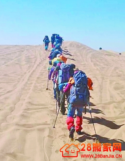 武汉驴友穿越腾格里沙漠 队员大多是年轻白领_搬家新闻_武汉28搬