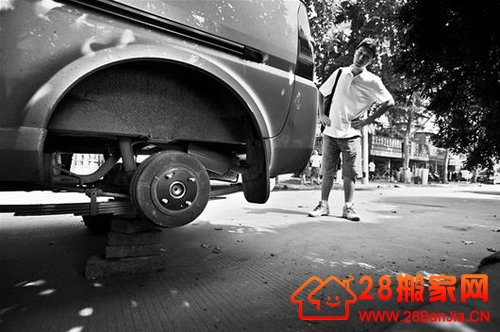 武汉一面包车停在门口 两后轮一夜变成砖头_搬家新闻_武汉28搬家