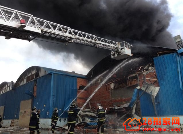 武汉舵落口突发大火 15台消防车80名官兵出动_搬家新闻_武汉28搬