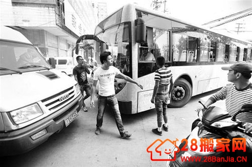 武汉晴川桥匝道口两车对峙 致交通拥堵半小时_搬家新闻_武汉28搬