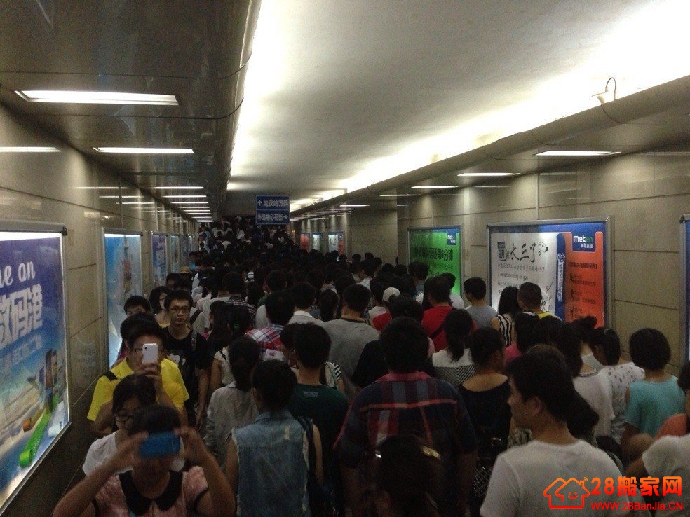 光谷上演人在囧途 地下通道堵人10分钟难通过_搬家新闻_武汉28搬
