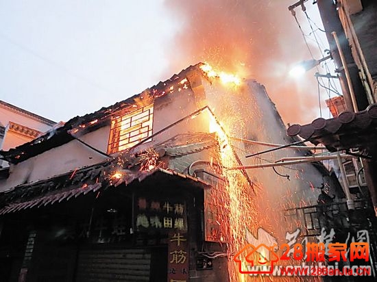 武汉户部巷清晨起火 消防员火场中抢出5个煤气罐_搬家新闻_武汉28