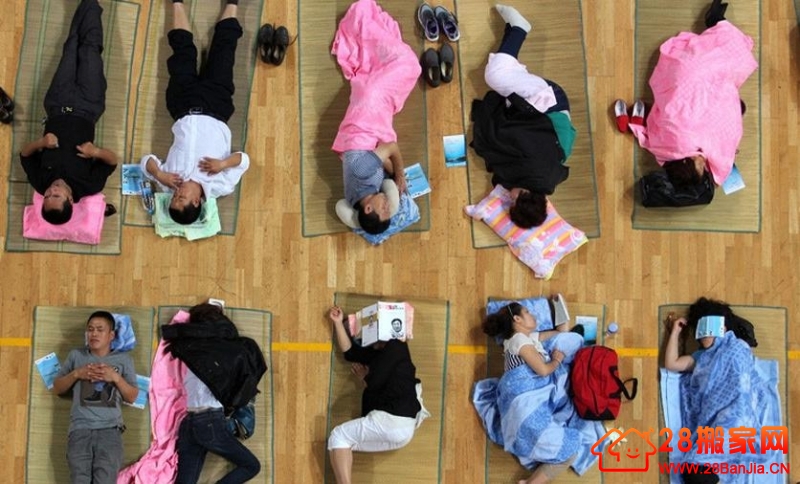武汉华师连续8年为新生家长“打地铺”过夜_搬家新闻_武汉28搬家