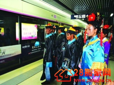 大拨“僵尸”蹦进武汉地铁 系游乐园万圣节造势_搬家新闻_武汉28