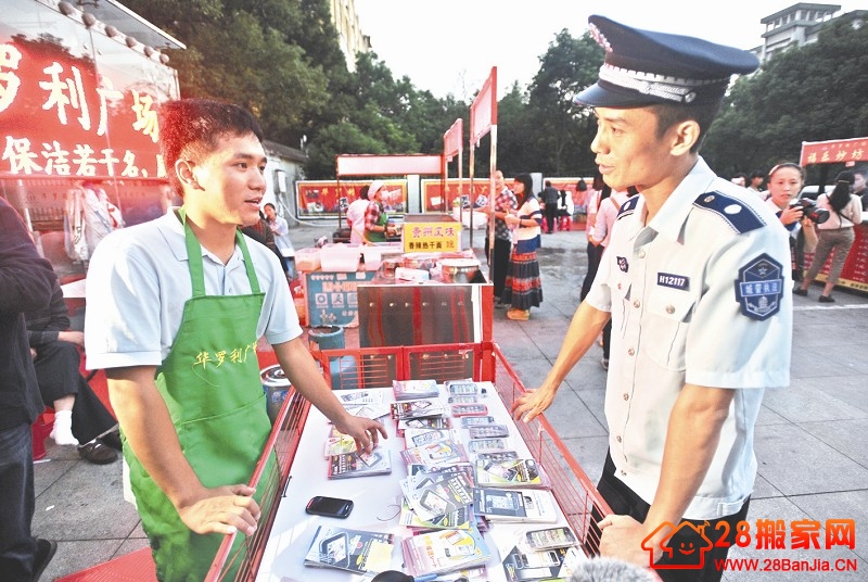 武汉“地摊夜市”开张 “练摊城管”成管理员_搬家新闻_武汉28搬