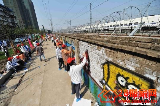 武汉铁路沿线现“涂鸦”墙 创意作品为城市添色_搬家新闻_武汉28