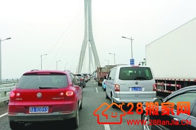 渣土车撞向天兴洲大桥斜拉索 桥面拥堵三小时_搬家新闻_武汉28搬