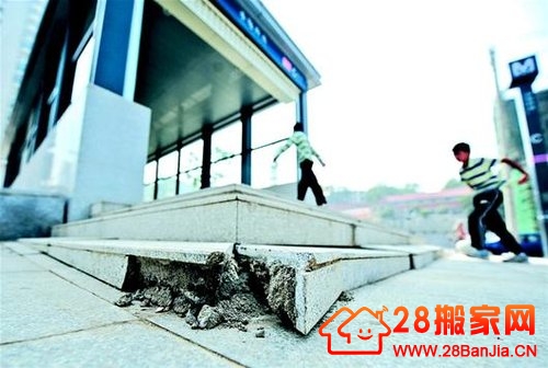 武汉地铁站地基下沉 现10厘米裂缝_搬家新闻_武汉28搬家网