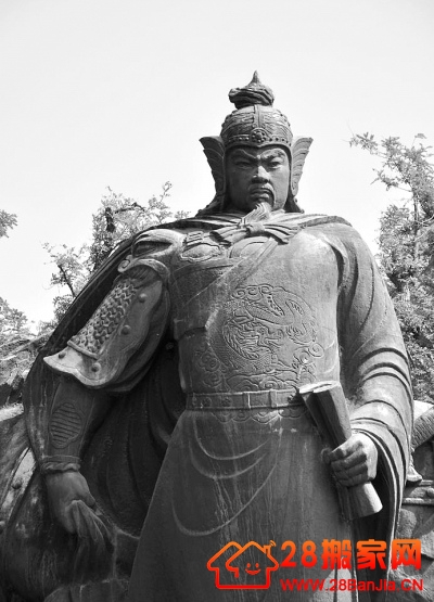 武汉一公园岳飞雕像穿龙袍 景区：被追封为鄂王_搬家新闻_武汉28