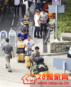 直击深港口岸“蚂蚁搬家”  重拳出击水货客_搬家新闻_武汉28搬家