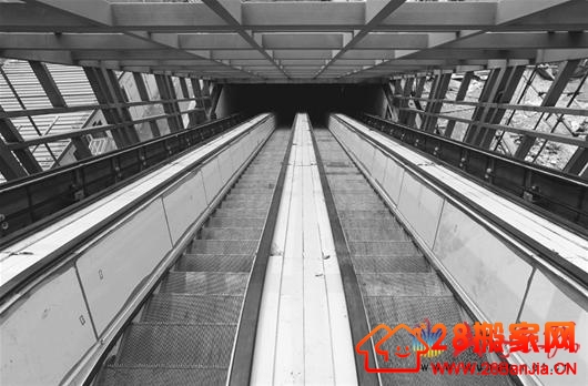 武汉最长的自动扶梯长达30米 连接着地铁轻轨_搬家新闻_武汉28搬