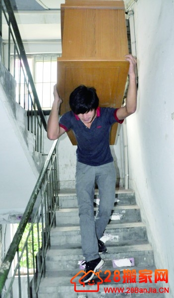 　　在城市中，有这样一群人：他们来自农村，远离亲人，当城市居