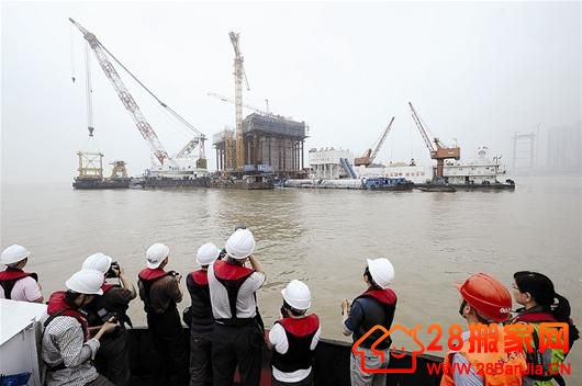 全球最大起重机吊装武汉鹦鹉洲大桥_搬家新闻_武汉28搬家网