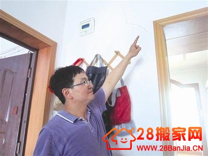 黄石一居民楼墙体现裂缝 居民无奈急搬家_搬家新闻_武汉28搬家网