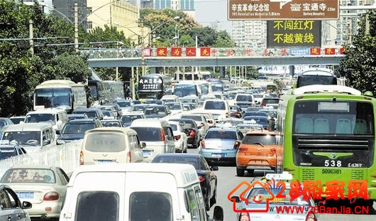 中秋国庆双节武汉64万人出城 中山路堵了8小时_搬家新闻_武汉28搬