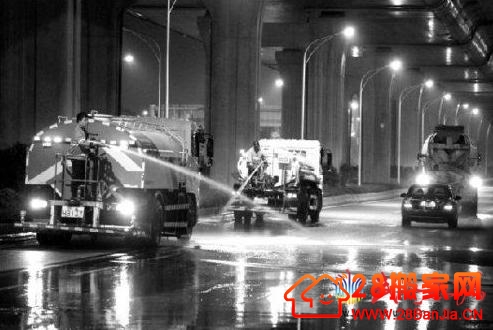 武汉江岸道路每夜洗5遍 官员：要像狗舔般干净_搬家新闻_武汉28搬