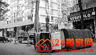 搬家货车翻在闹市区成“拦路虎”_搬家新闻_武汉28搬家网