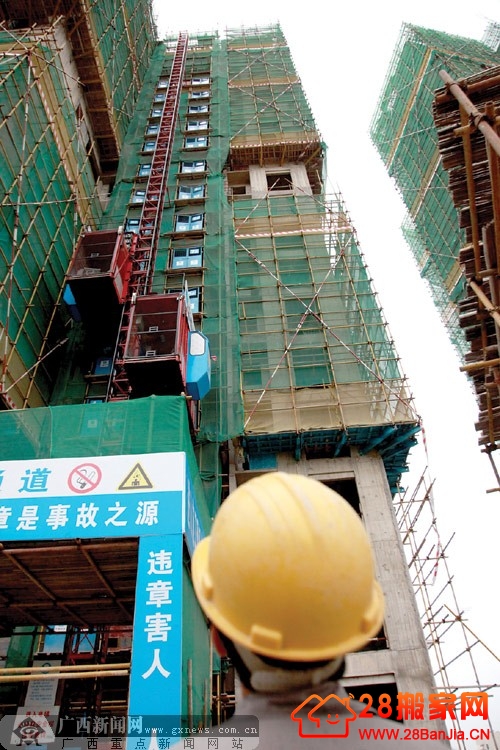 武汉工地电梯高空坠落敲警钟！_搬家新闻_武汉28搬家网