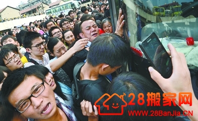 十一国庆节首日 武汉宏基客运站差点挤爆栏_搬家新闻_武汉28搬家