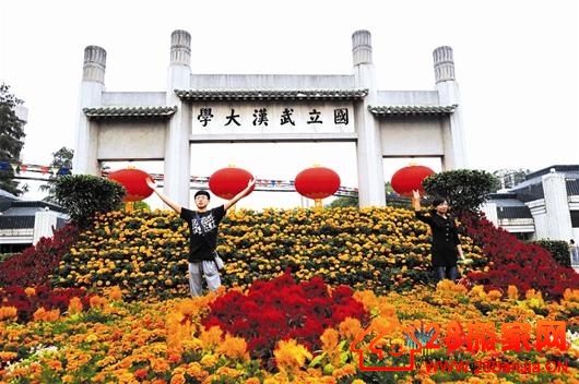 十一过后，武汉人视作地标的的武胜路新华书店8号起已开始拆建。