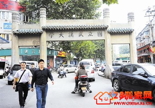 十一过后，武汉人视作地标的的武胜路新华书店8号起已开始拆建。